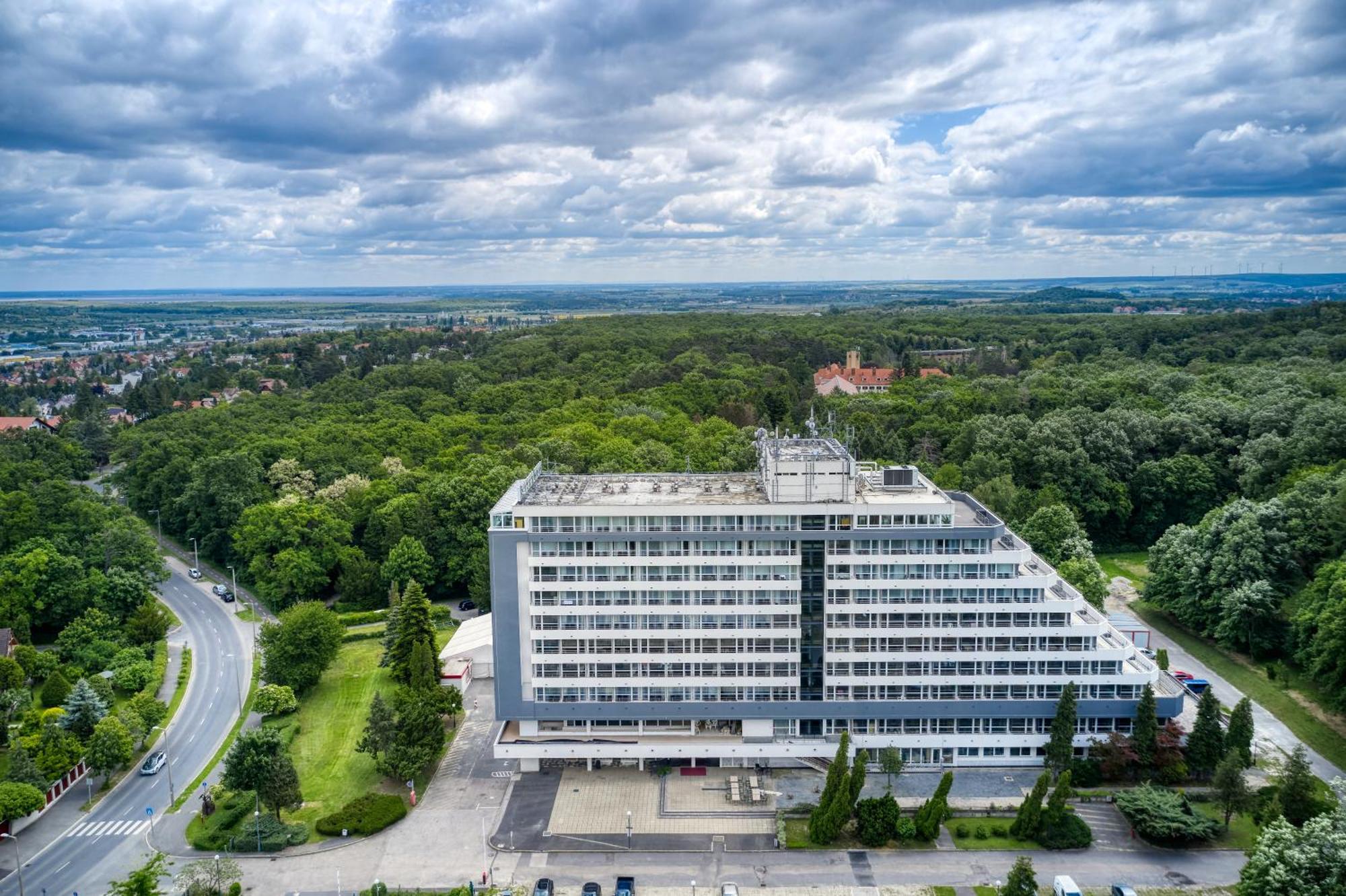 Hotel Szieszta Шопрон Екстериор снимка