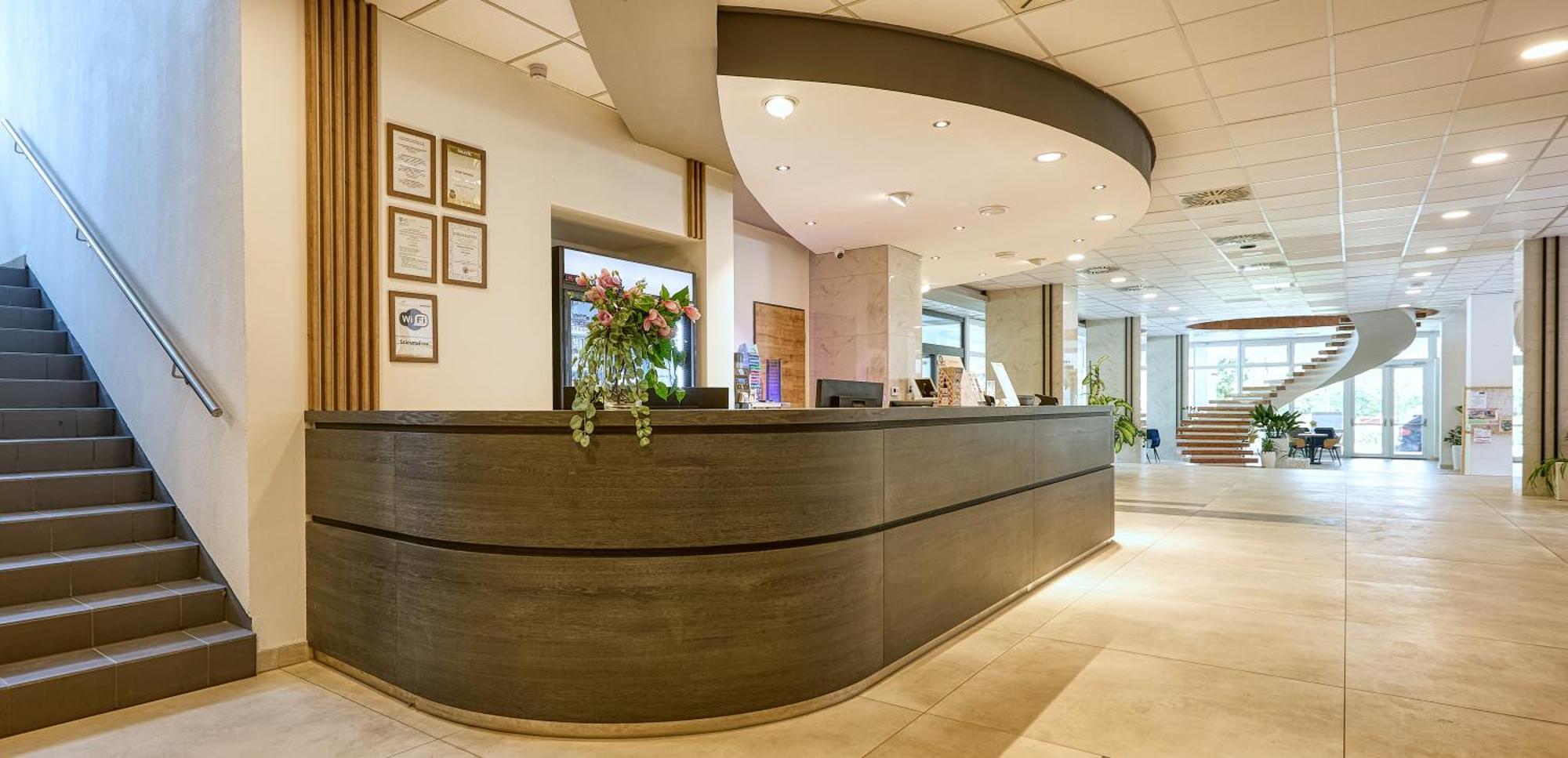 Hotel Szieszta Шопрон Екстериор снимка