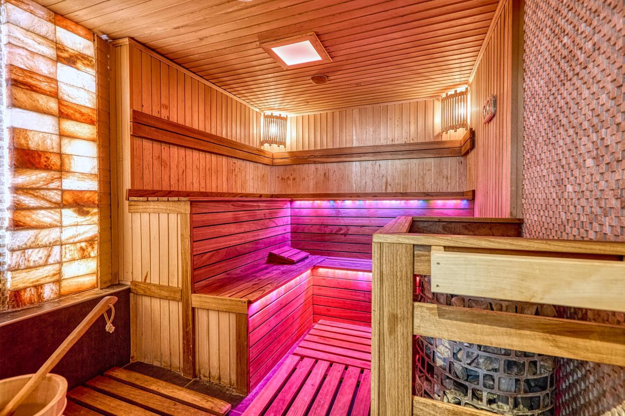 Hotel Szieszta Шопрон Екстериор снимка